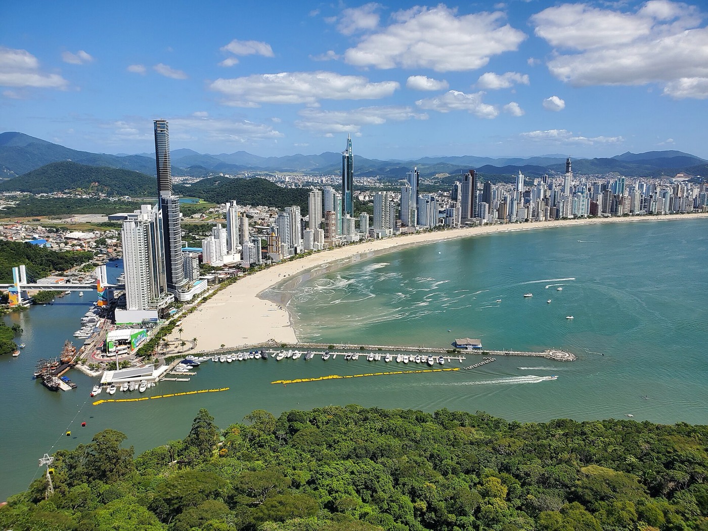 Foto real de referência turística de Balneário Camboriú, Brasil