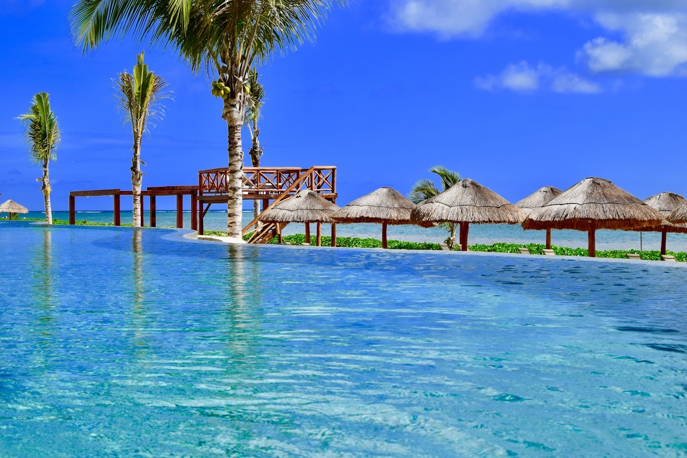 Praia de Cancún com mar turquesa e areia clara