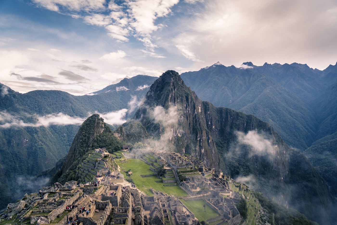 Machu Picchu no Peru cercado por montanhas