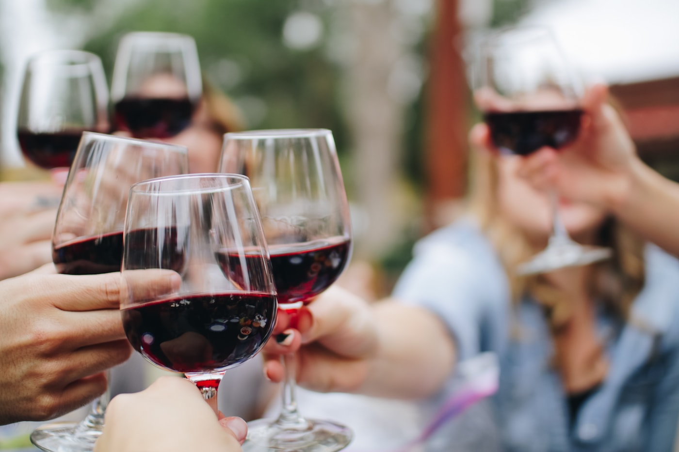 Vinhedos com taças de vinho em referência a Mendoza