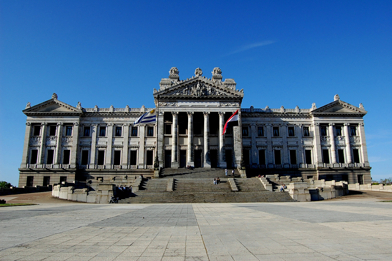 Cidade sul-americana com arquitetura histórica e rua urbana